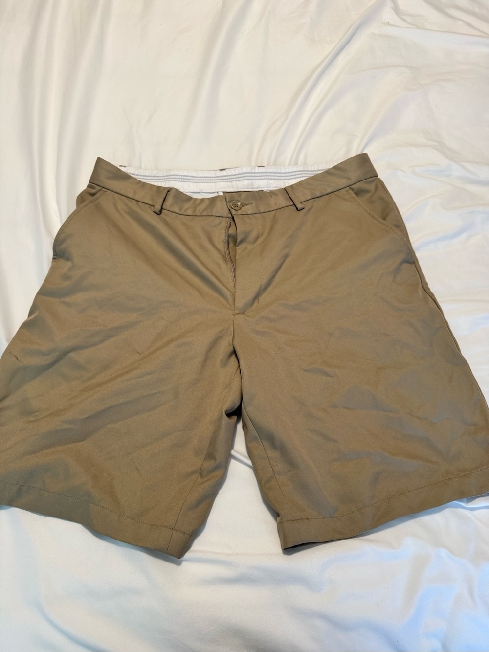 Men's greg Norman tan Performance golf Shorts great condition. Stretch fit.